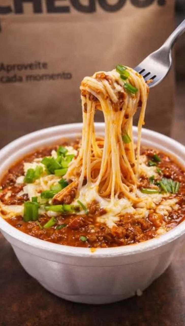 Macarrão no pote com molho, queijo derretido e cebolinha