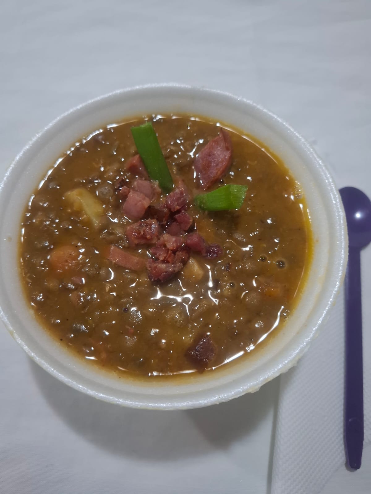 Caldo de lentilha com bacon e cebolinha em pote branco